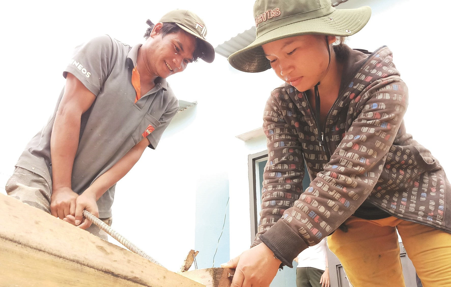 Không chỉ đàn ông, nhiều ngày qua, chị em phụ nữ Giẻ Triêng cũng tham gia dựng nhà, quét dọn vệ sinh môi trường...