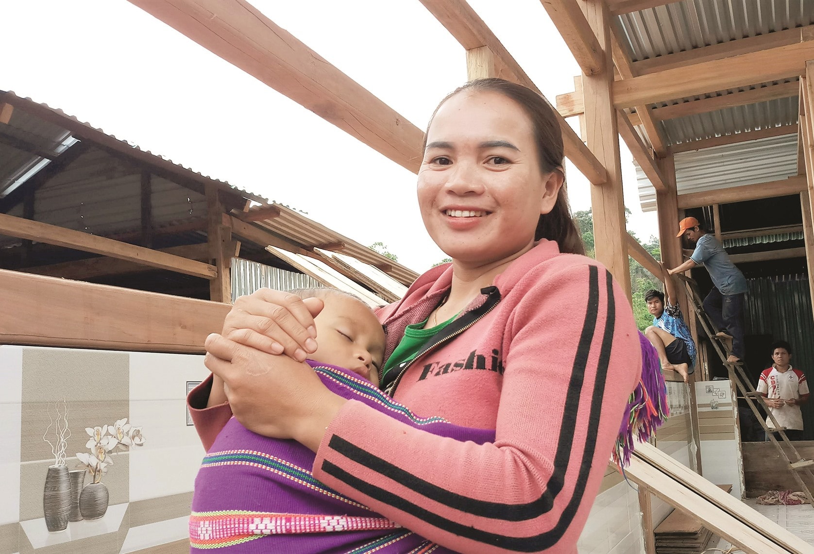 Chị Nguyễn Thị Tình nói, gần 1 năm ở tạm, mẹ con chị đều chờ mong đến ngày được dọn về sống trong căn nhà mới.