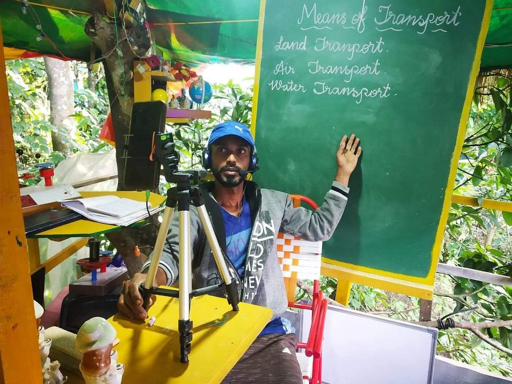 Thầy giáo C.S. Satheesha tại Ấn Độ phát sóng bài học qua internet từ “lớp học” trên cành cây. Ảnh: @ C.S. Satheesha