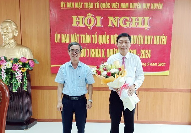 Lãnh đạo huyện Duy Xuyên tặng hoa chúc mừng tân Chủ tịch Ủy ban mặt trận tổ quốc Việt Nam huyện