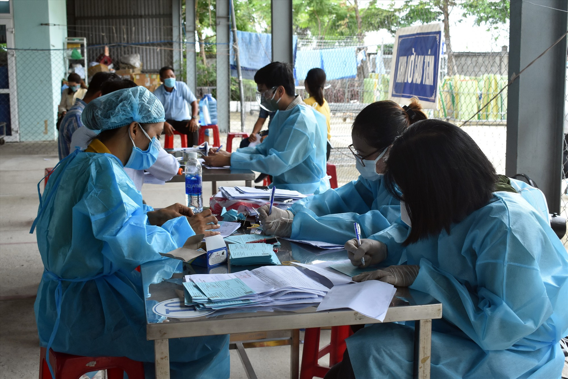 Việc khai báo y tế, xét nghiệm sàng lọc đang được các xã, phường Điện Bàn triển khai khẩn trương