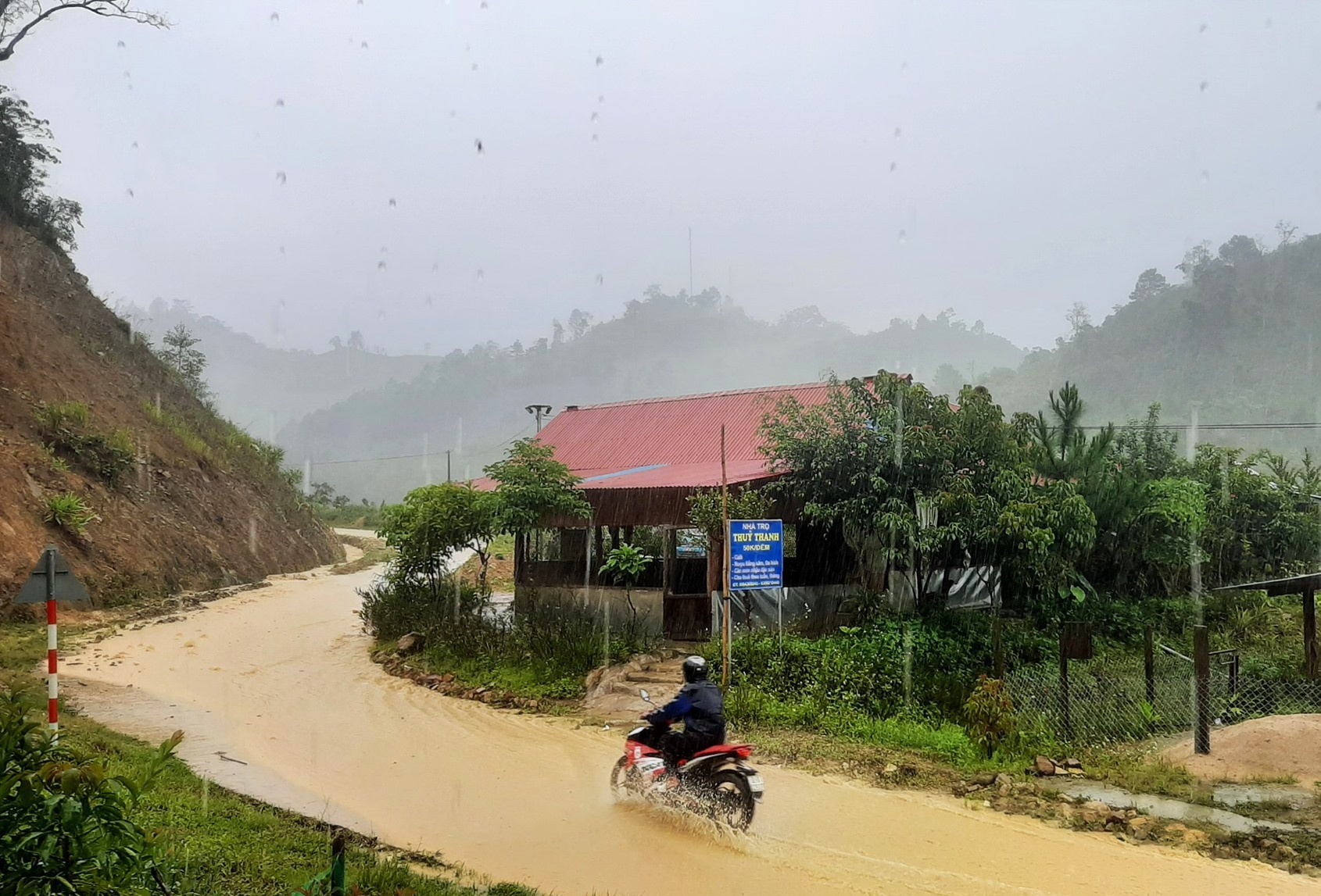 Nhiều tuyến đường về khu dân cư miền núi Tây Giang xuất hiện dòng nước lũ. Ảnh: TÈO LANG
