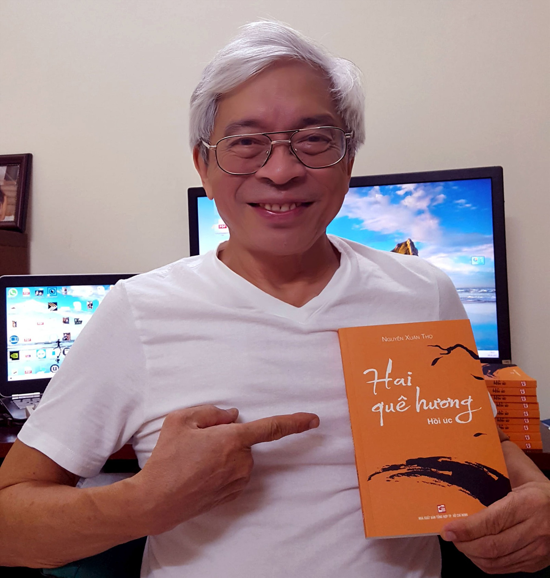 Tác giả Nguyễn Xuân Thọ với cuốn hồi ức “Hai quê hương”.