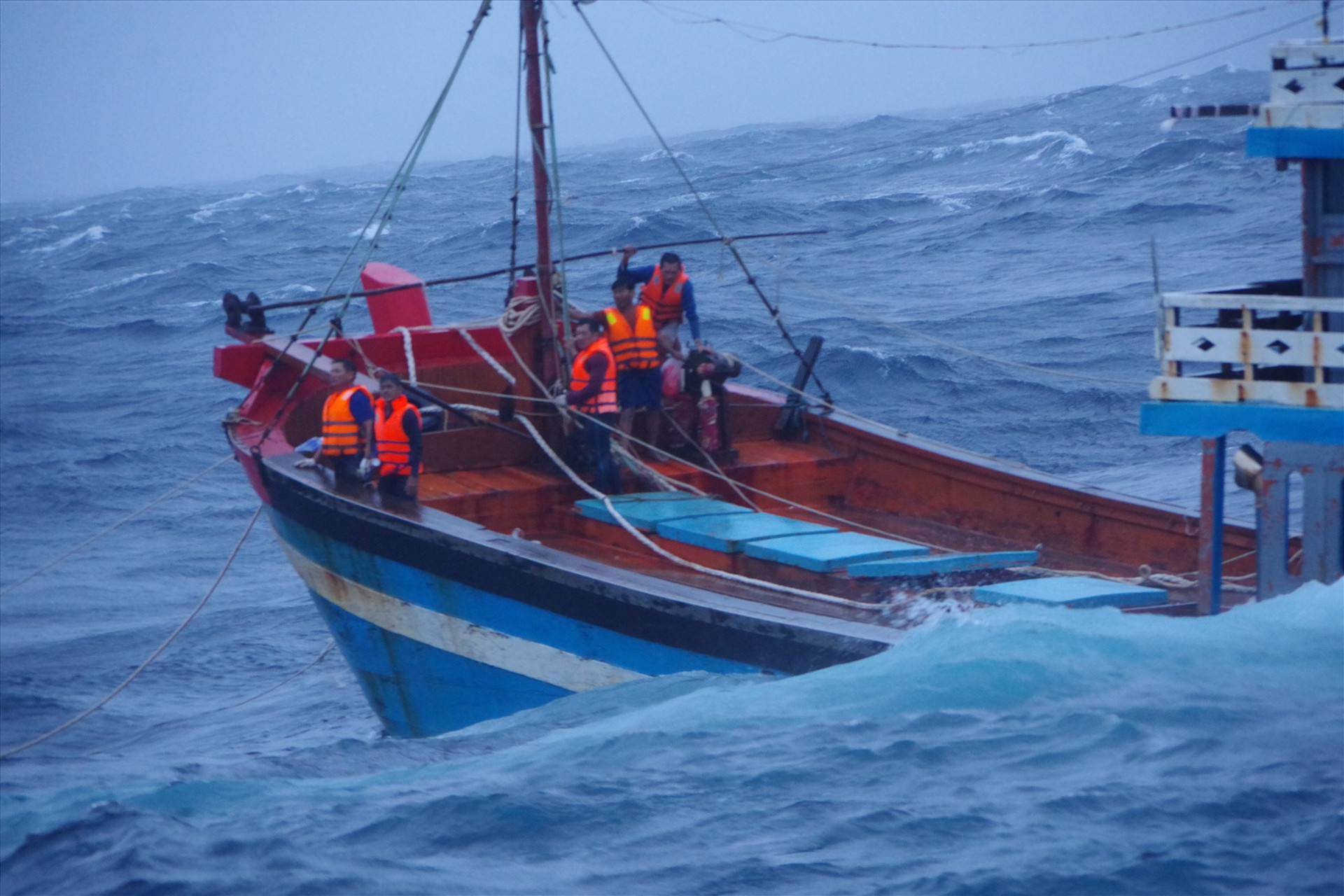 5 ngư dân trên tàu cá của Quảng Ngãi gặp nạn. Ảnh: N.T
