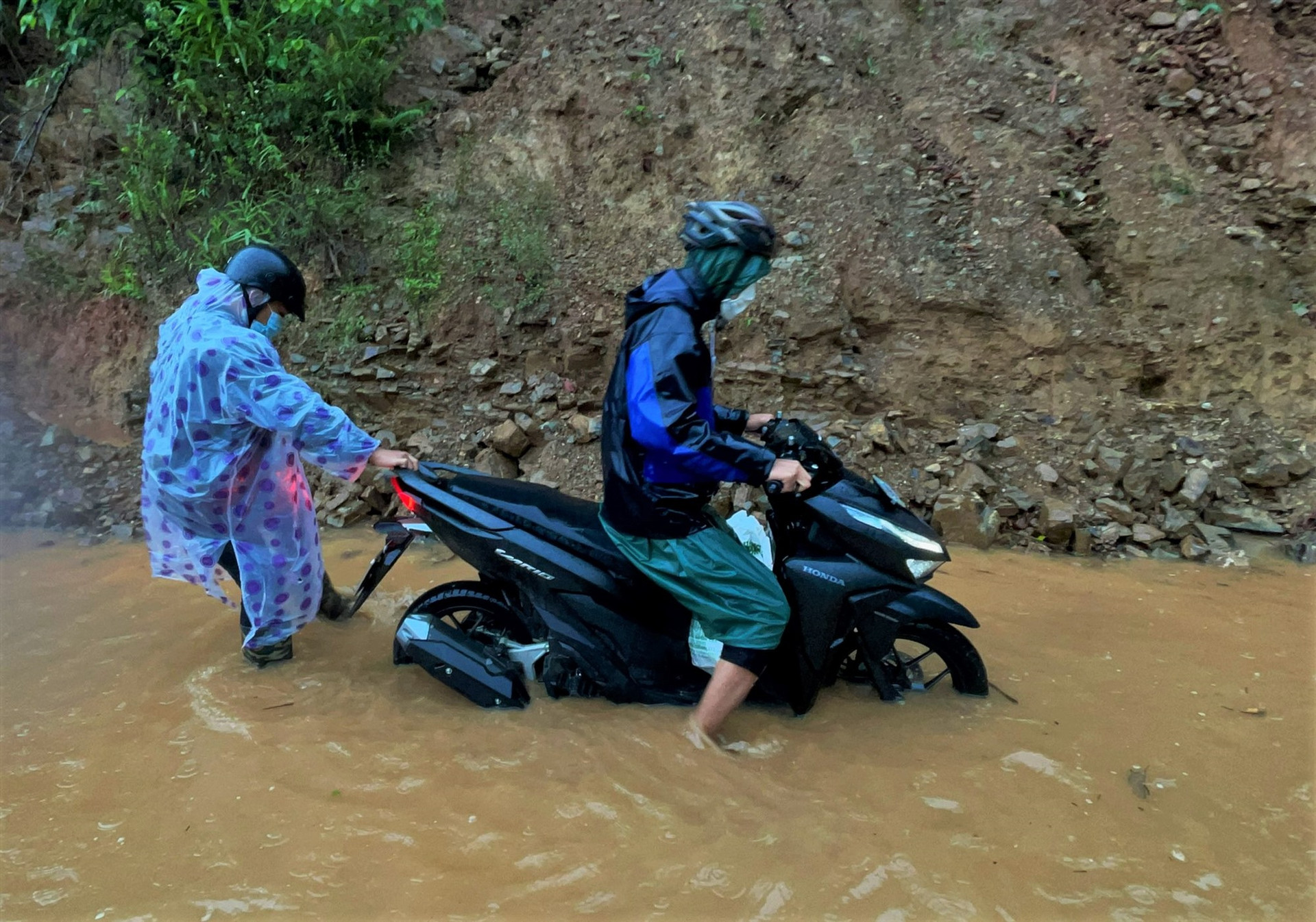 Nhiều tuyến đường lên các xã vùng cao Phước Sơn ngập nước, gây cô lập. Ảnh: CTV