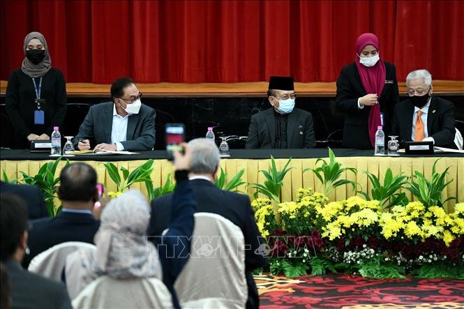 Thủ tướng Malaysia Ismail Sabri (phải) và lãnh đạo đối lập Anwar Ibrahim (thứ 2, trái) tại lễ ký Biên bản ghi nhớ ở Kuala Lumpur ngày 13/9/2021. Ảnh: AFP/TTXVN