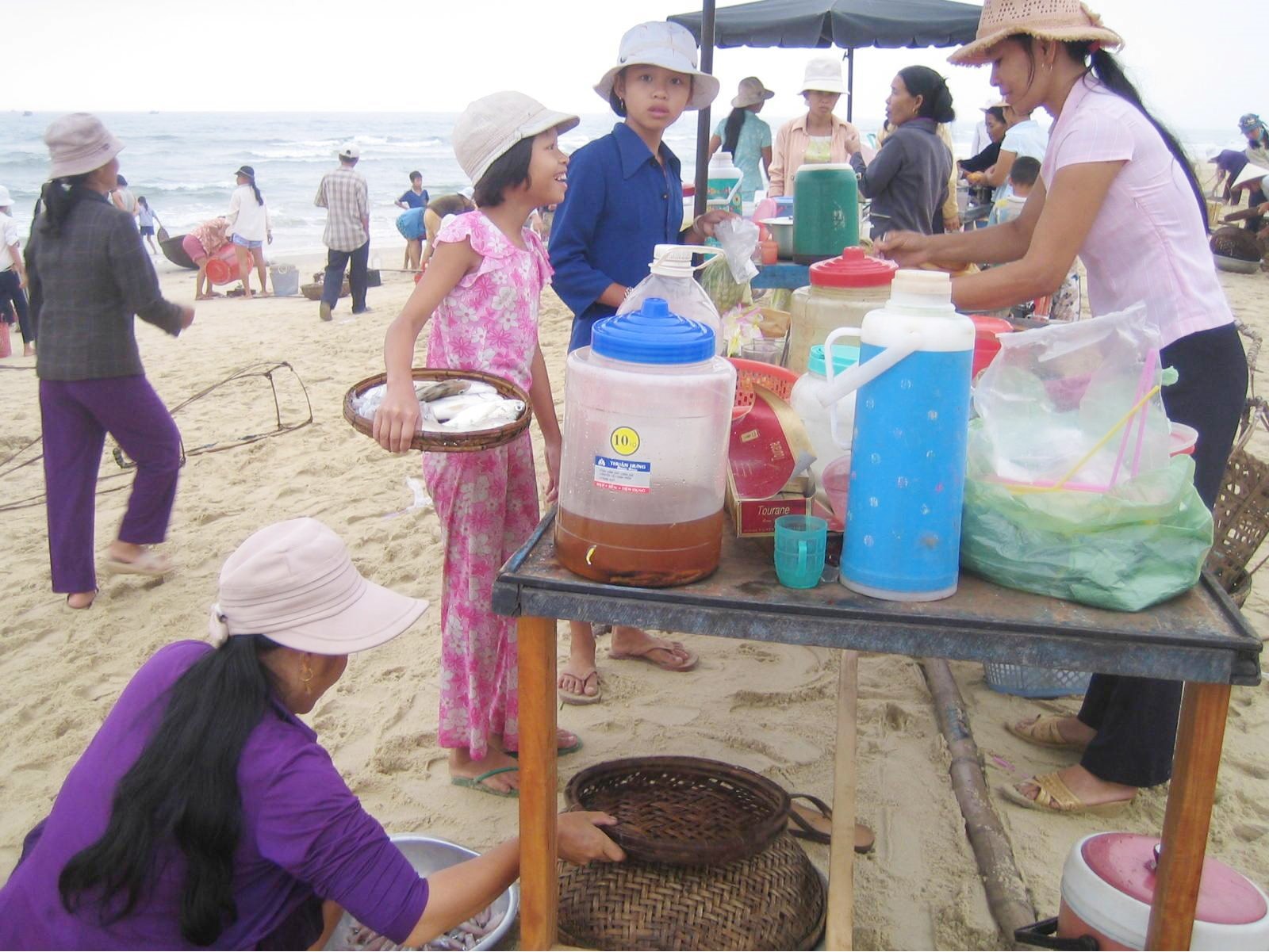 Cần tạo sinh kế cho người dân nông thôn để họ cải thiện thu nhập, góp phần xây dựng nông thôn mới. ẢNH: H.QUANG