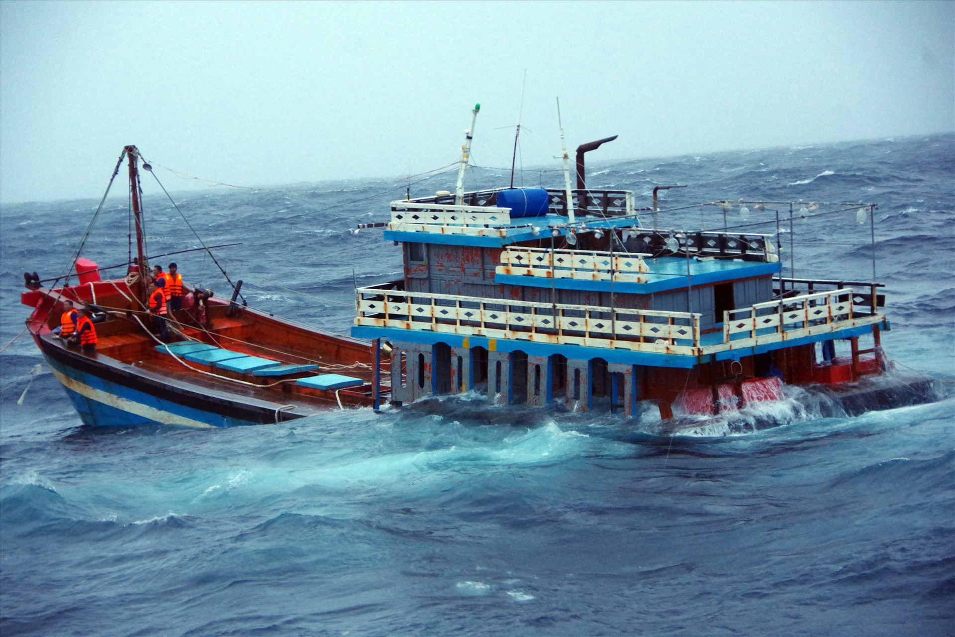 Tàu cá QNg-95058 TS của ngư dân Quảng Ngãi được ứng cứu kịp thời trong bão số 5. Ảnh: N.T