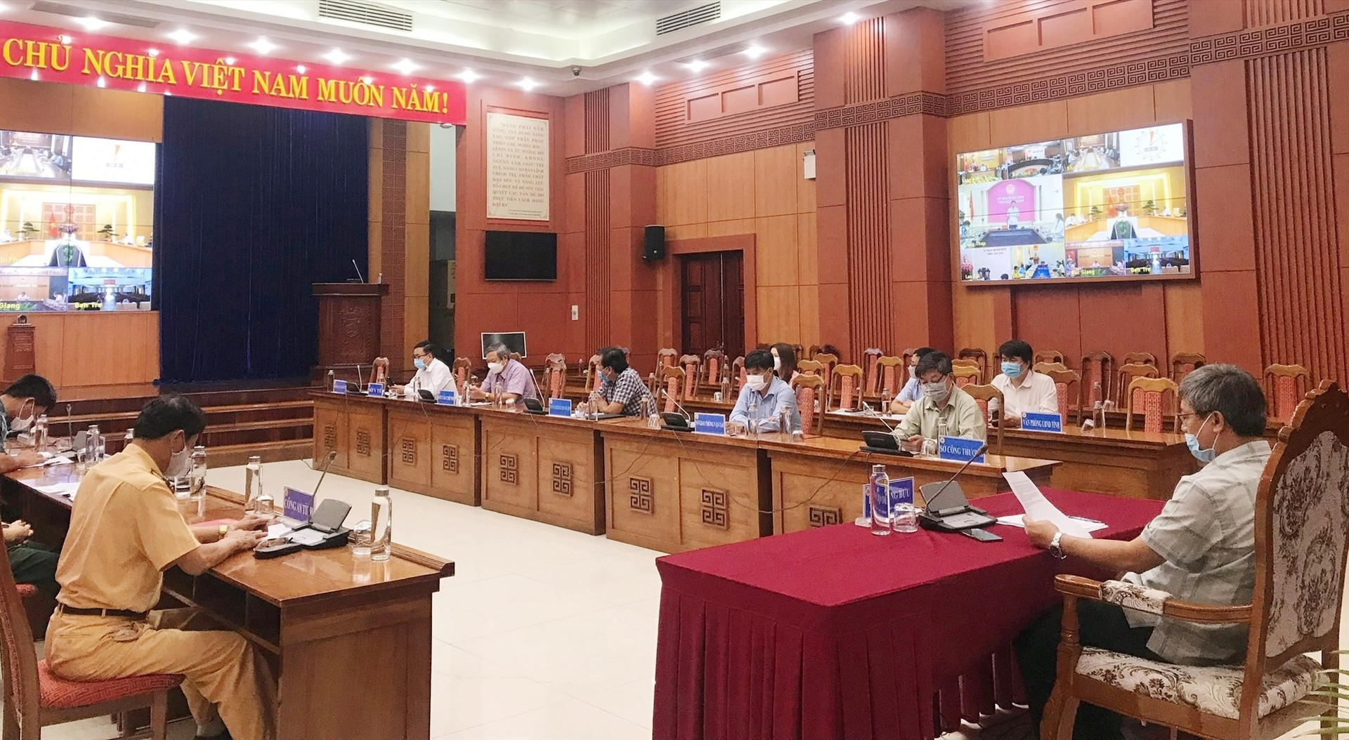 Tham dự hội nghị tại điểm cầu Quảng Nam có Phó Chủ tịch UBND tỉnh Hồ Quang Bửu cùng lãnh đạo các sở, ban ngành liên quan. Ảnh: N.P