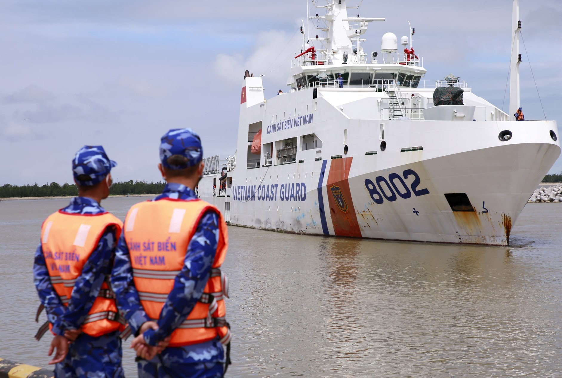 Tàu Cảnh sát biển 8002 về đến cảng Tam Quang, đưa 5 ngư dân và 13 thuyền viên gặp nạn an toàn về bờ. Ảnh: T.C