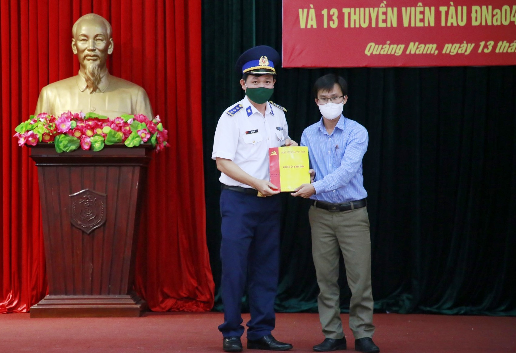 Đại diện UBND huyện Bình Sơn tặng quà cho Bộ tư lệnh Vùng Cảnh sát biển 2. Ảnh: T.C