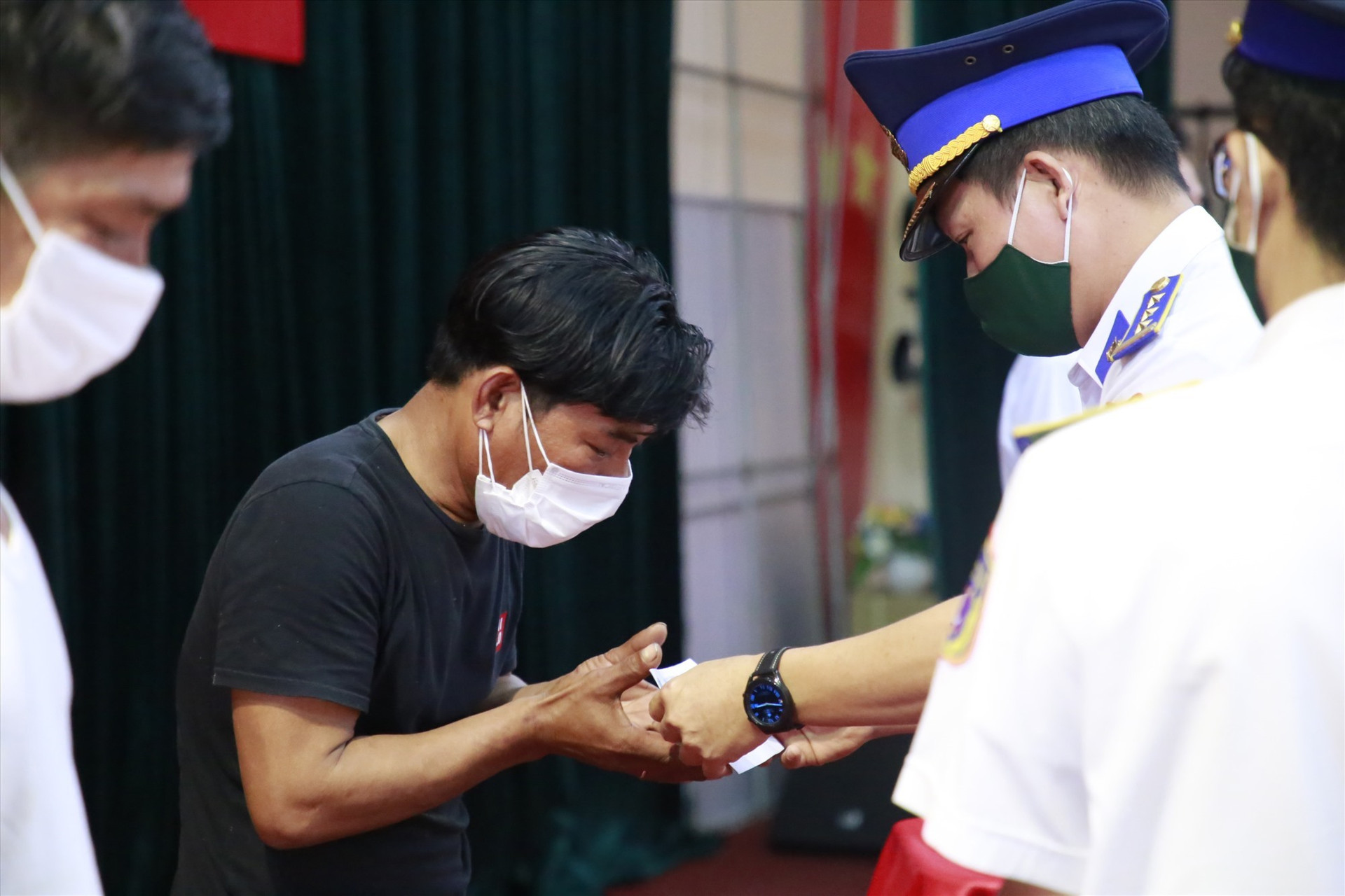 Thượng tá Bùi Đại Hải - Phó Chính ủy Bộ tư lệnh Vùng Cảnh sát biển 2 tặng quà cho ngư dân. Ảnh: T.C