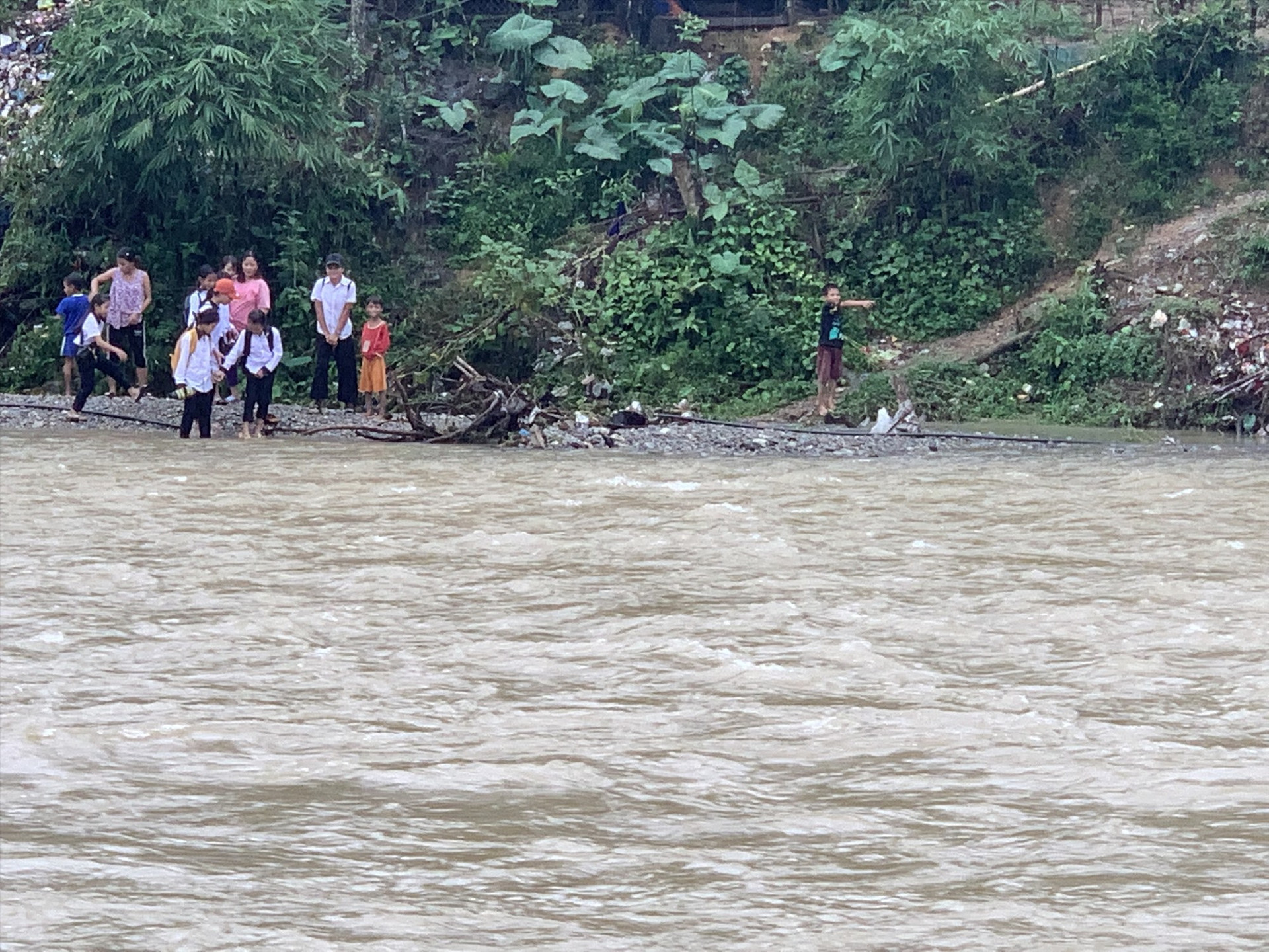 Các em học sinh phải quay về làng vì nước Sông Bui còn quá lớn.