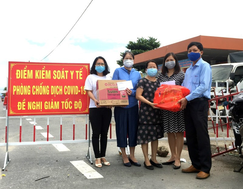 Công đoàn PC Quảng Nam đến thăm hỏi, động viên một số chị em nữ xa nhà tại Điện lực Điện Bàn. Ảnh: P.V