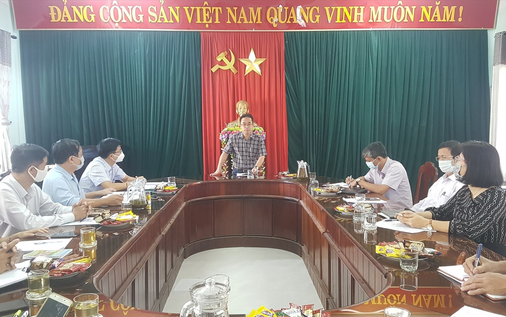 Phó Chủ tịch UBND tỉnh Trần Anh Tuấn làm việc với Trung tâm Dịch vụ việc làm tỉnh sáng nay. Ảnh: D.L