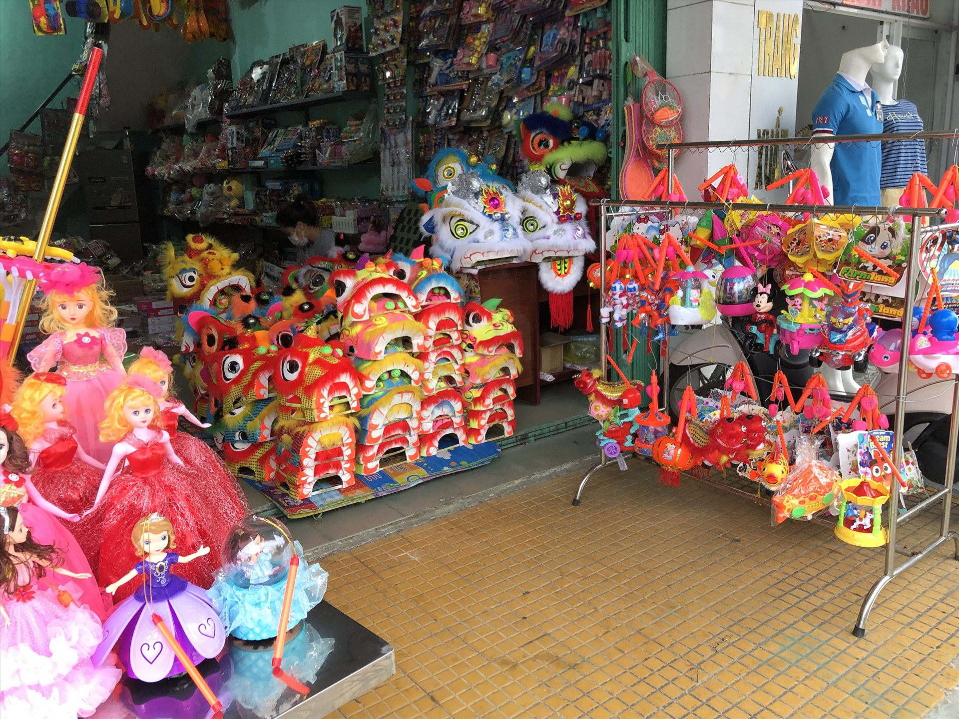Các mặt hàng đồ chơi Trung thu được bày bán tại cửa hàng Subeo (đường Phan Châu Trinh, TP. Tam Kỳ). Ảnh: KL