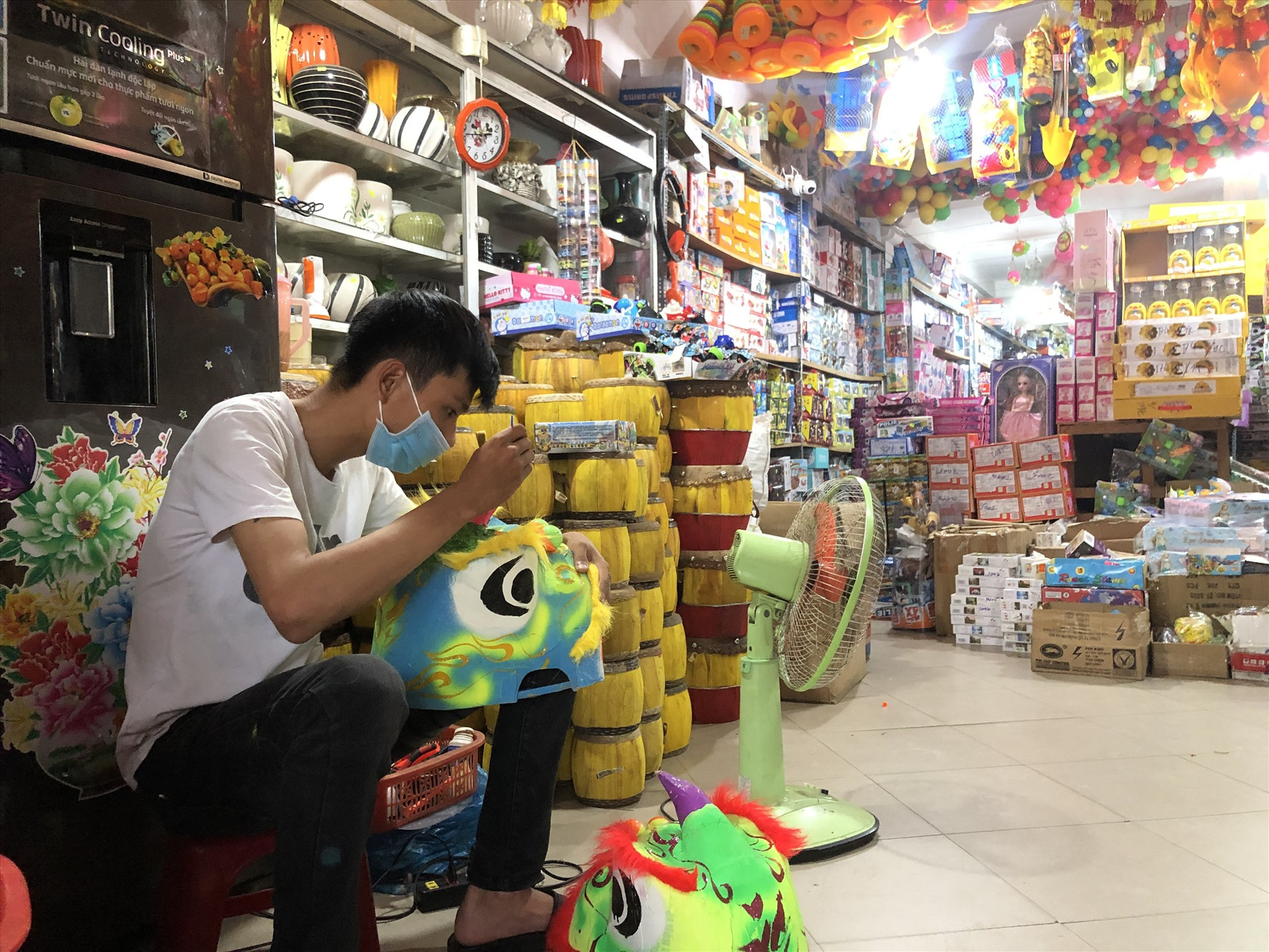Cửa hàng Huy Hiền (đường Trần Cao Vân, TP. Tam Kỳ) chỉ nhập về những sản phẩm giá rẻ để phục vụ nhu cầu vui chơi tại nhà cho trẻ em. Ảnh: KL