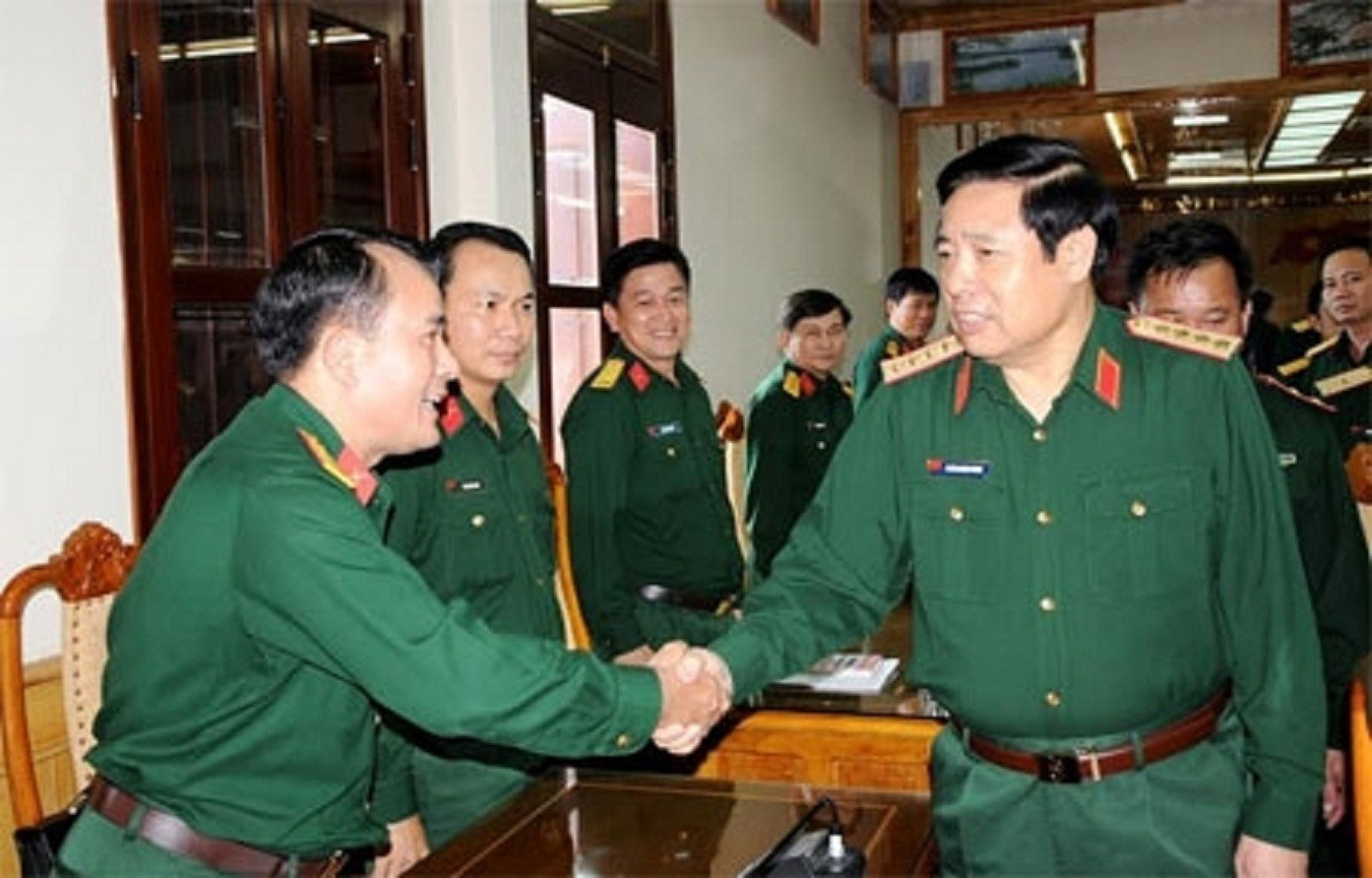 Đại tướng Phùng Quang Thanh làm việc tại Bộ Tư lệnh Quân khu 5 tháng 11/2015. Ảnh: Trần Thông, Tùng Lâm