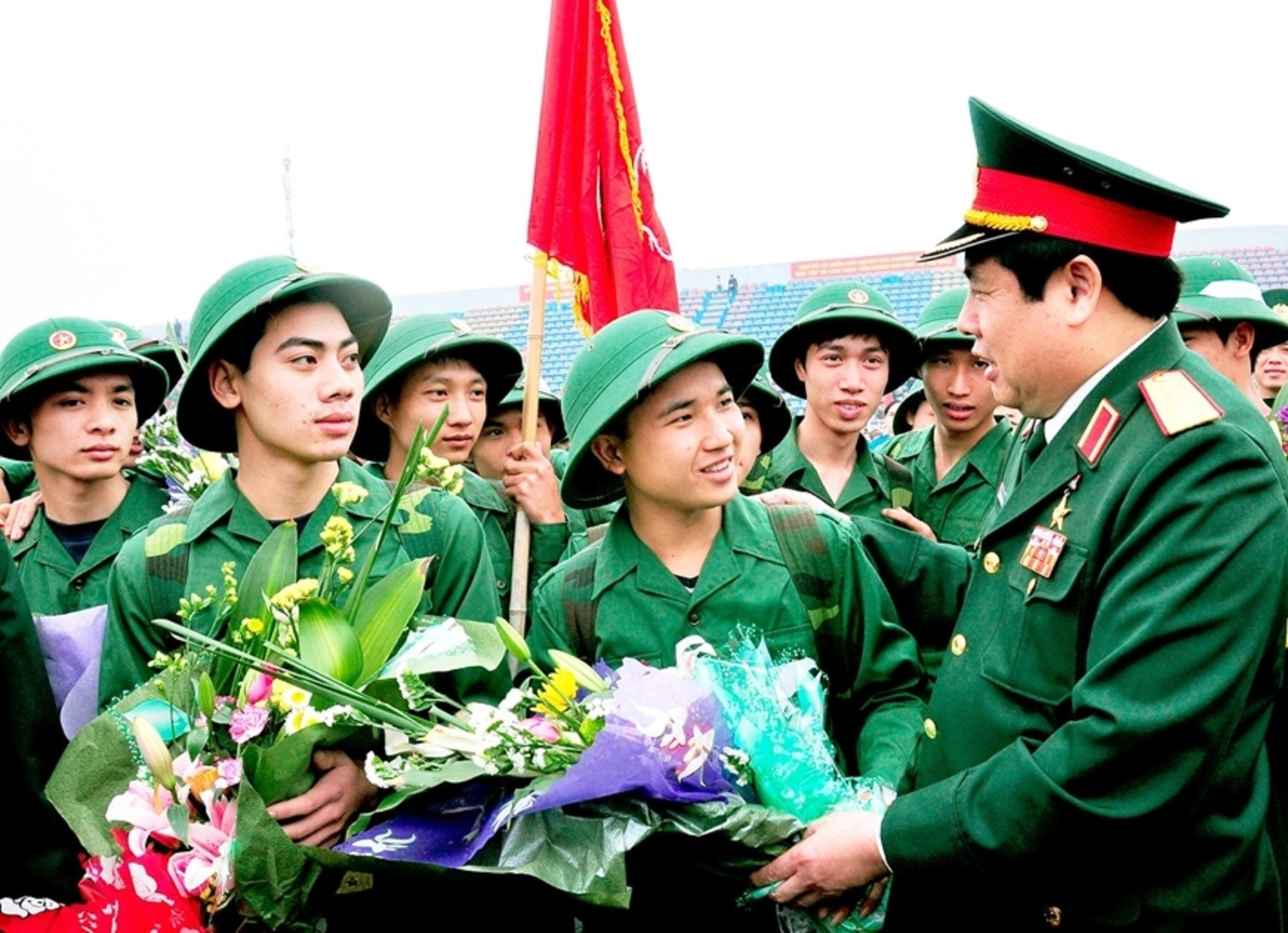 Đại tướng Phùng Quang Thanh động viên chiến sĩ mới lên đường nhập ngũ tại huyện Đan Phượng, Hà Nội vào ngày 25/3/2013. Ảnh: Minh Trường