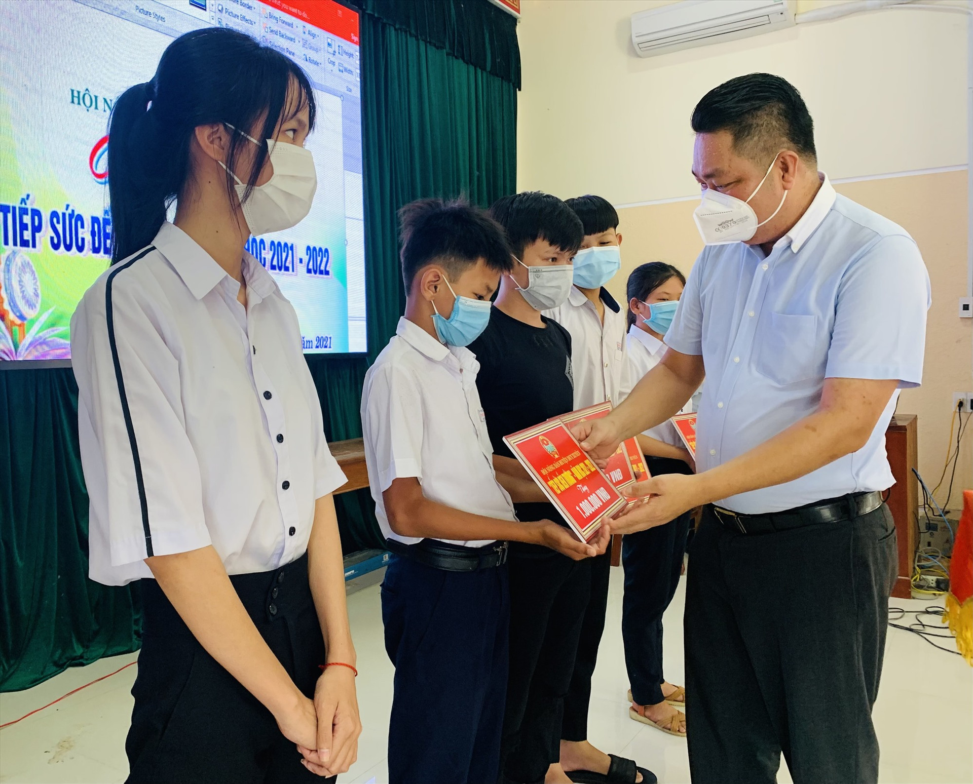 Hội Nông dân huyện Duy Xuyên vừa trao tặng 30 suất học bổng “Tiếp sức đến trường” cho học sinh có hoàn cảnh khó khăn. Ảnh: T.P