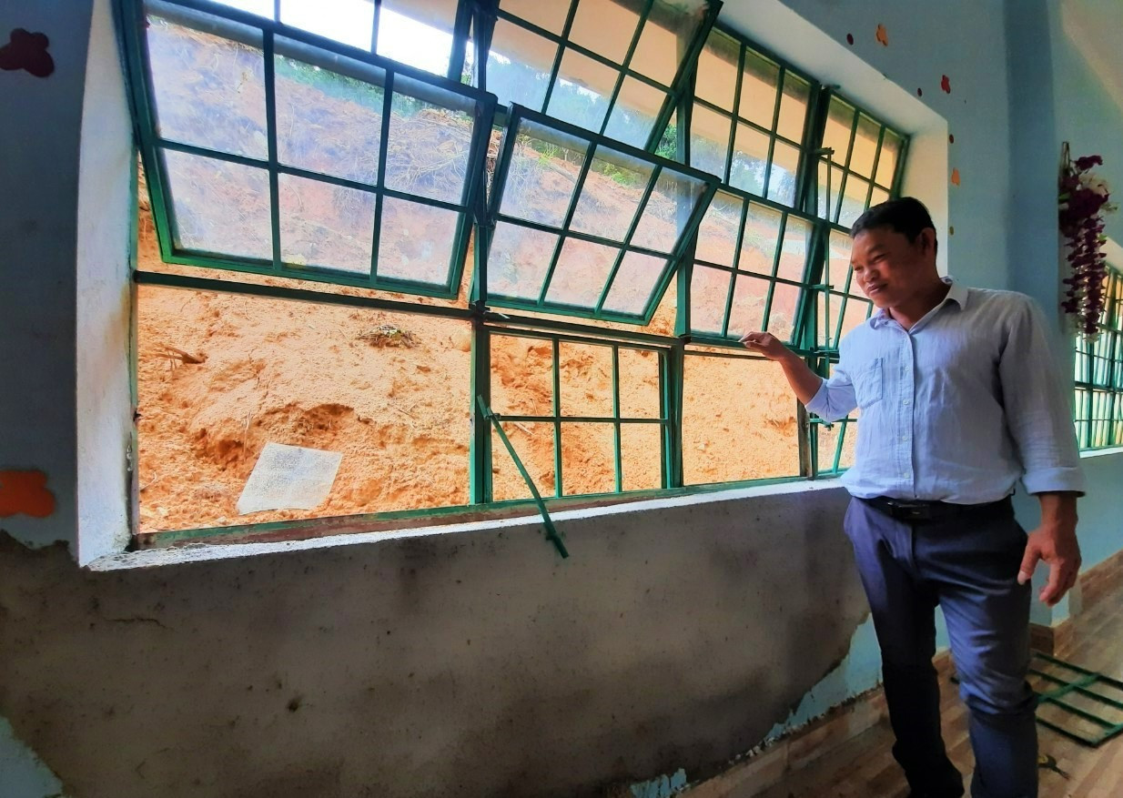 Một phòng học tại Trường PTDTBT Tiểu học và THCS Phước Thành bị tảng đá rơi trúng gây hư hỏng vừa được sửa chữa. Ảnh: ĐĂNG NGUYÊN