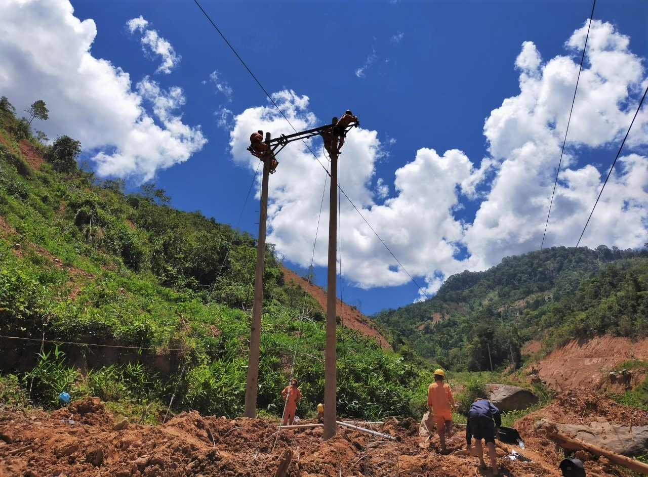 Công tác khắc phục điện sau mưa lũ được triển khai nhanh, đảm bảo ổn định nguồn đienẹ phục vụ người dân miền núi. Ảnh: Đ.N