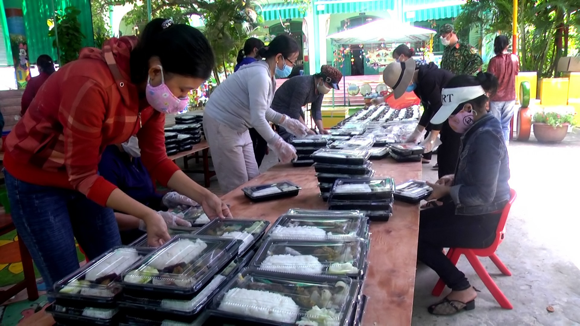 Nhiều cán bộ và hội viên phụ nữ ở Duy Xuyên tích cực tham gia nấu ăn phục vụ cho các khu cách ly tập trung trên địa bàn huyện.   Ảnh: T.S