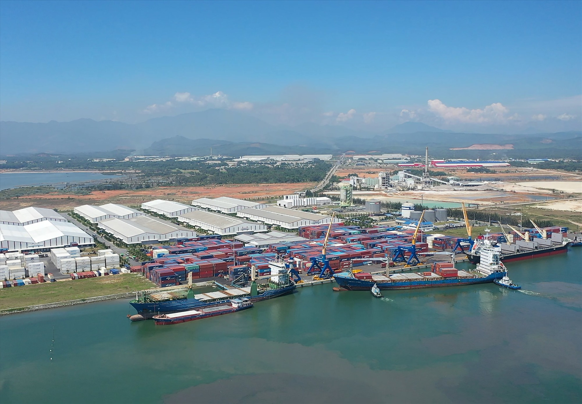 Năng lực cảng biển, sân bay Quảng Nam đang được đề xuất có cơ chế để trở thành động lực phát triển không chỉ cho riêng vùng Quảng Nam. Ảnh: T.D