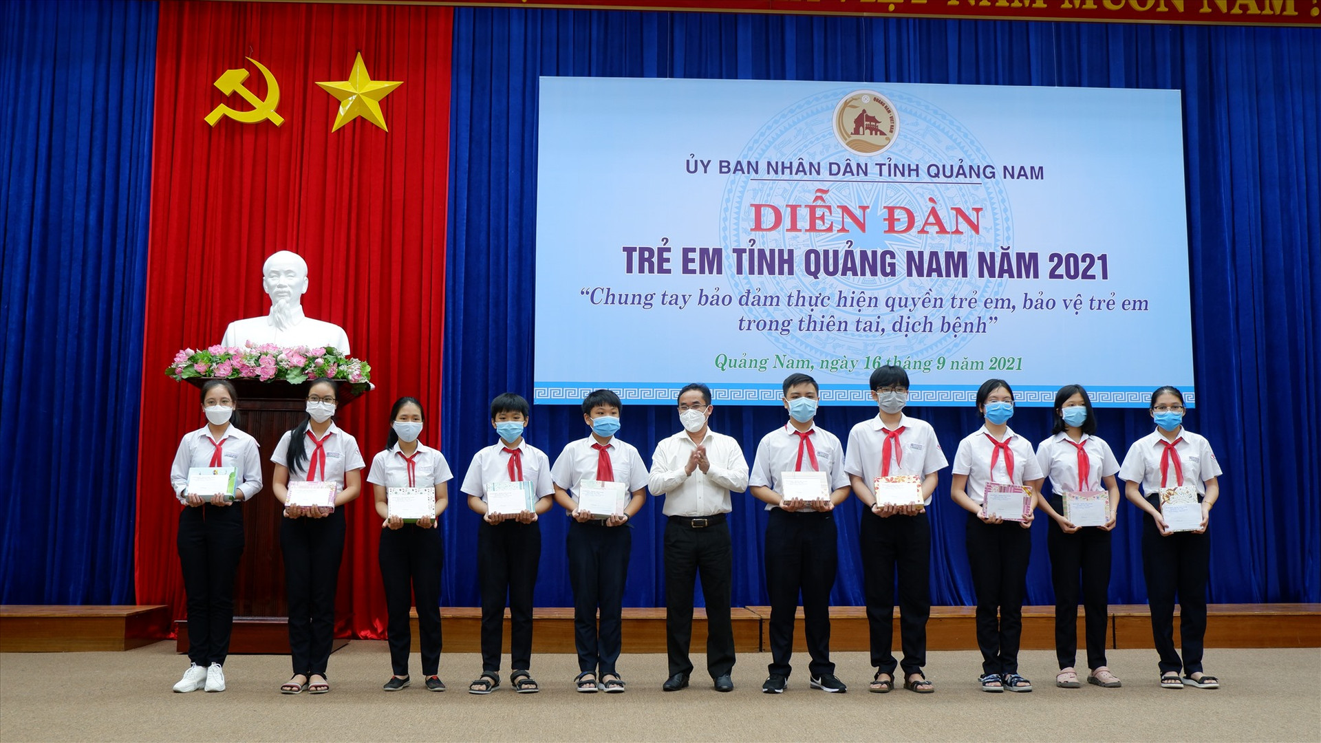 Phó Chủ tịch UBND tỉnh Trần Anh Tuấn trao quà cho trẻ em tại điểm cầu tỉnh. Ảnh: X.H