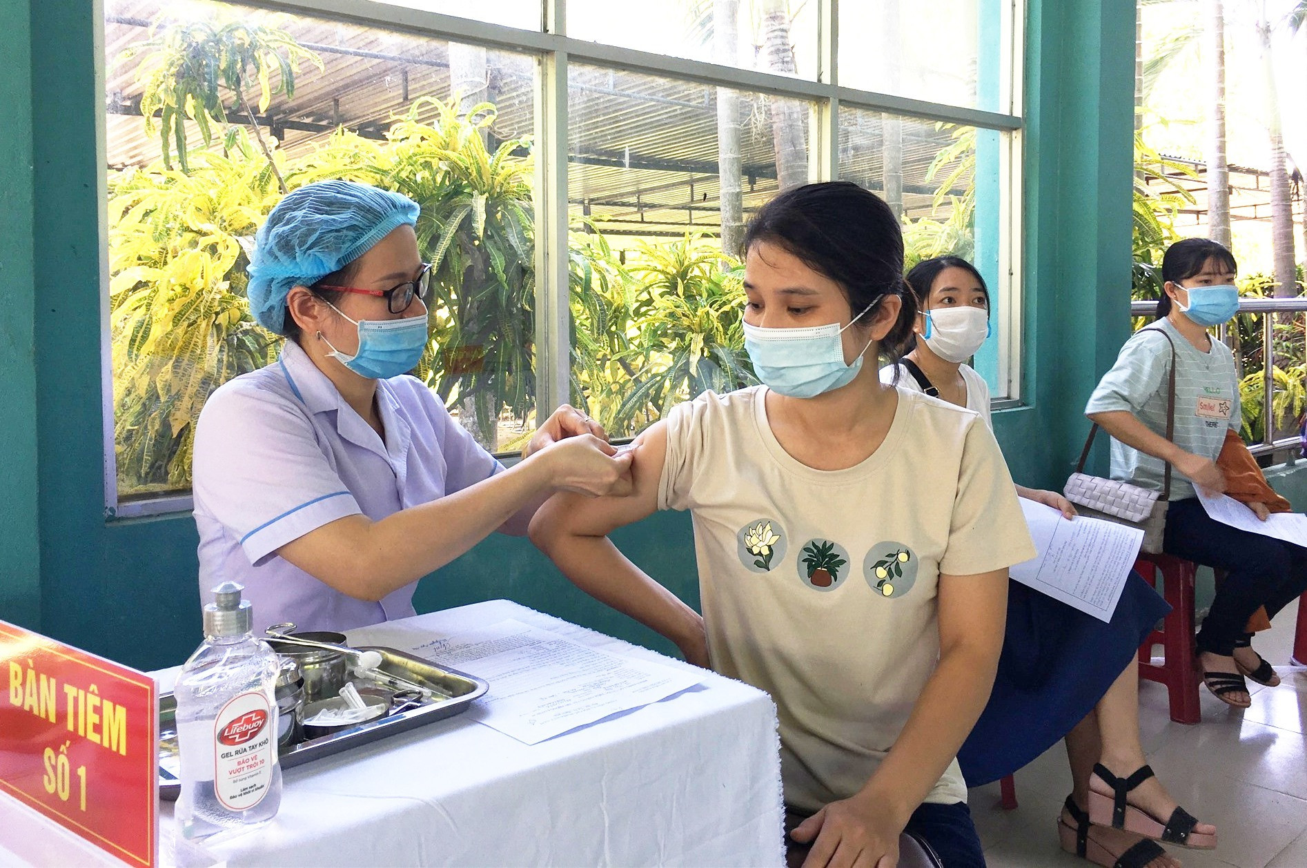 Hơn 1.400 giáo viên, cán bộ ngành giáo dục huyện Phú Ninh được tiêm vắc xin ngừa Covid-19. Ảnh: C.Đ