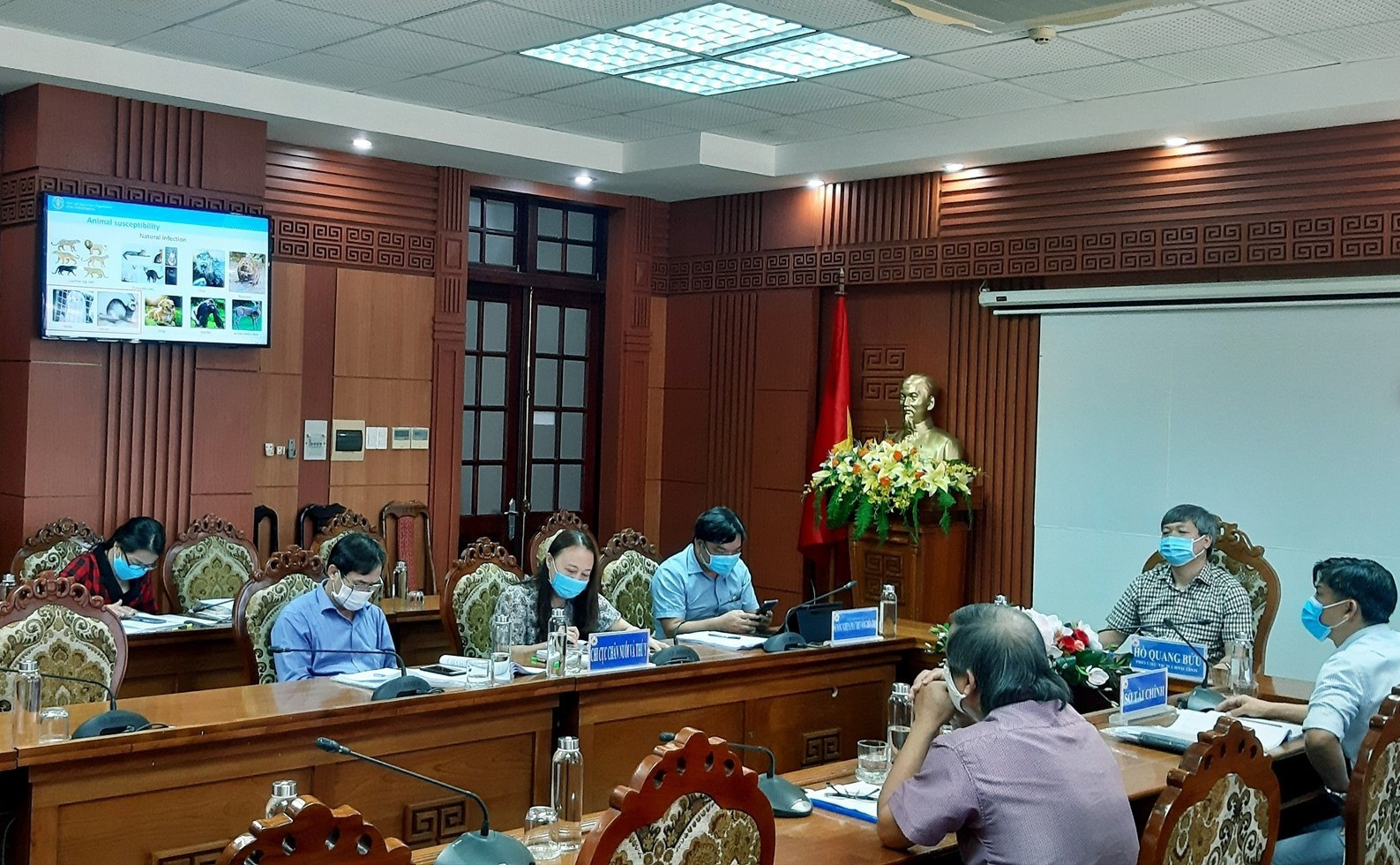 Phó Chủ tịch UBND tỉnh Hồ Quang Bửu cùng lãnh đạo một số ngành liên quan tham dự hội nghị tại điểm cầu Quảng Nam. Ảnh: N.S