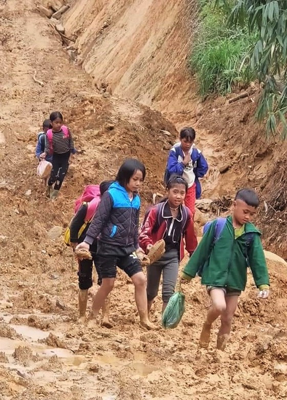Học sinh vùng cao Tây Giang đến trường sau mưa lũ, băng qua tuyến đường sình lầy đất đá, đầy hiểm trở.