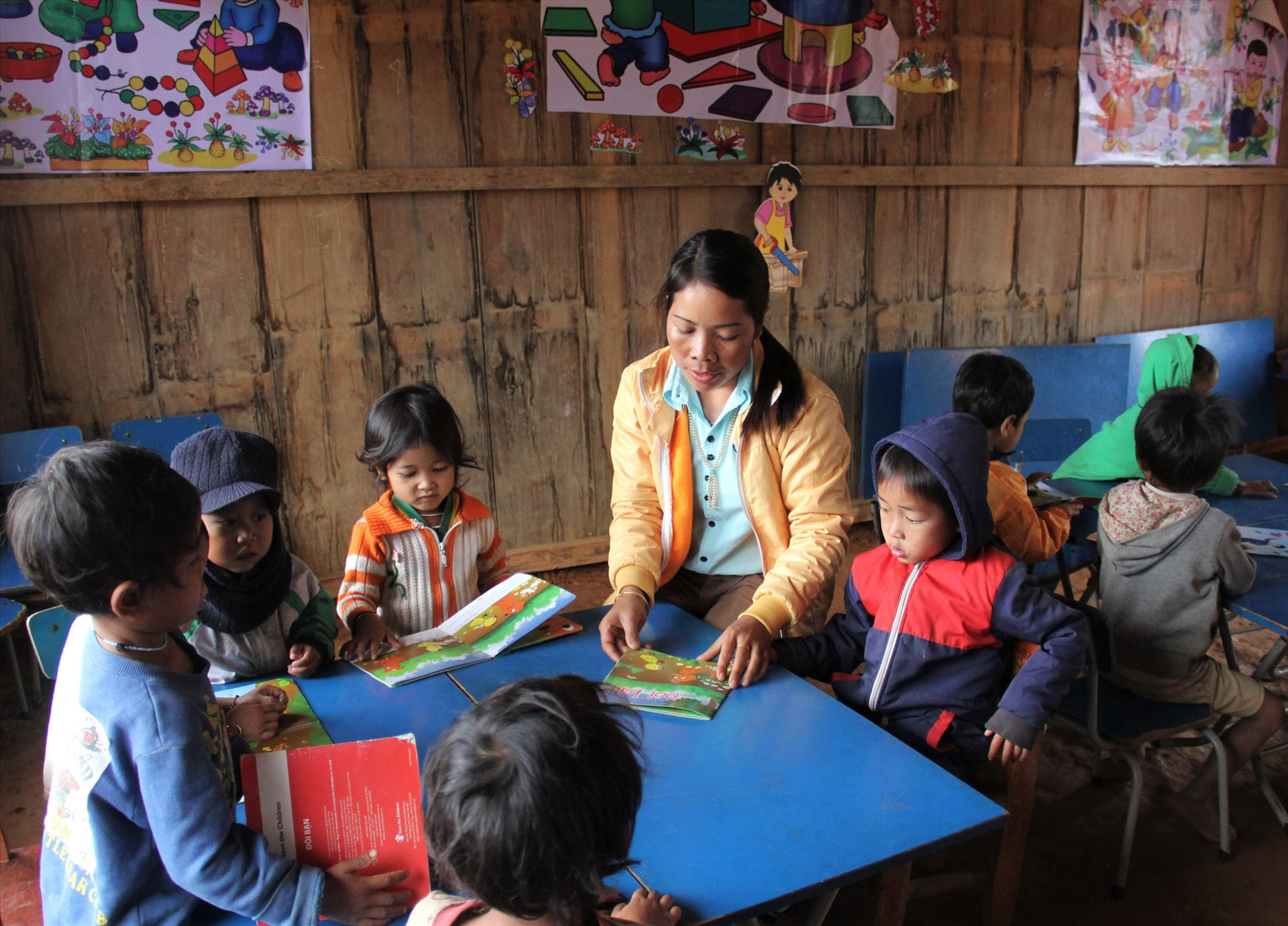 Lớp học của cô giáo Pơloong Thị Nhun tại điểm trường thôn Atu (xã Ch’Ơm, Tây Giang).