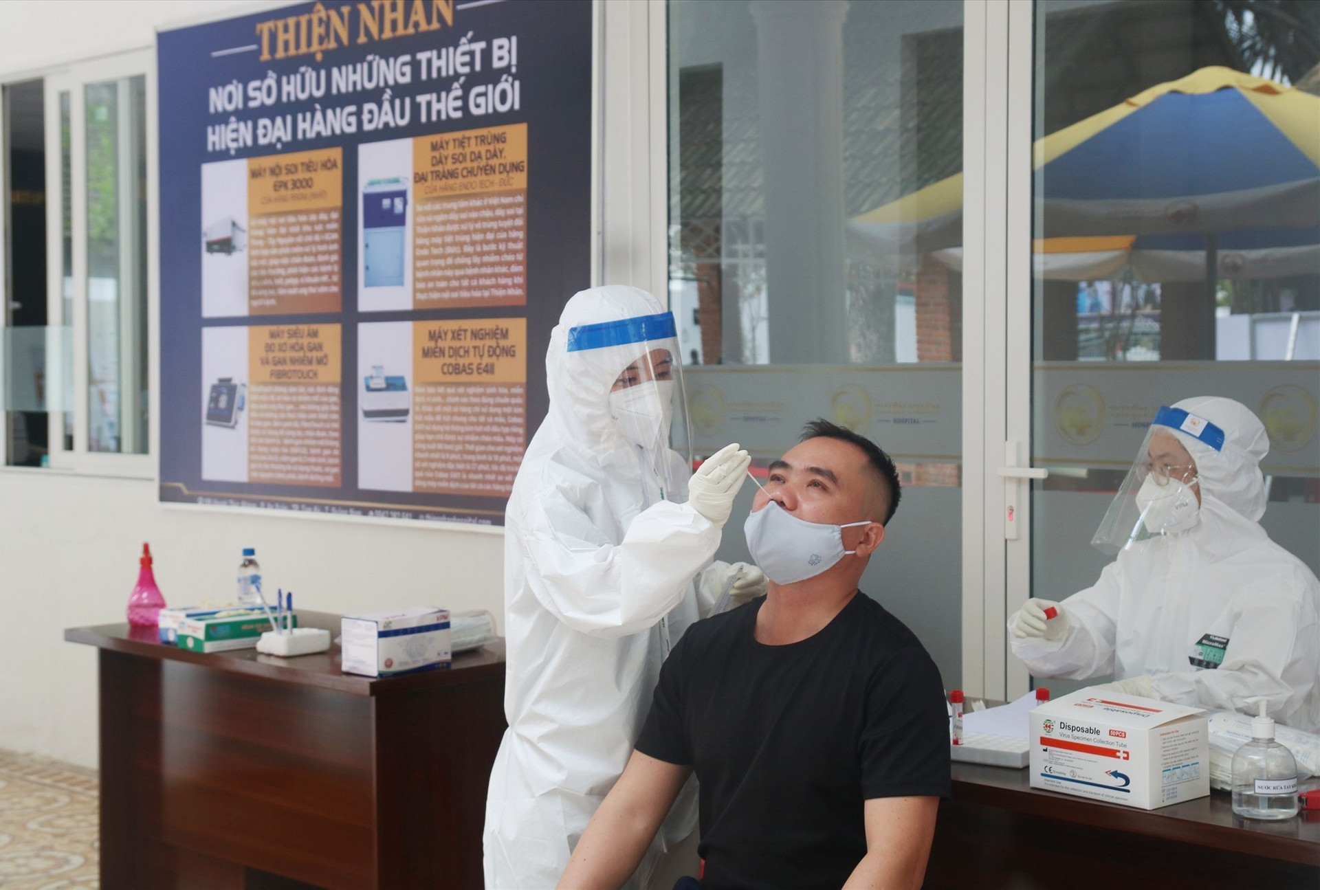 Điểm lấy và nhận mẫu xét nghiệm Covid-19 tại Quảng Nam lấy mẫu cho nhân viên đang làm việc tại đây. Ảnh: X.H
