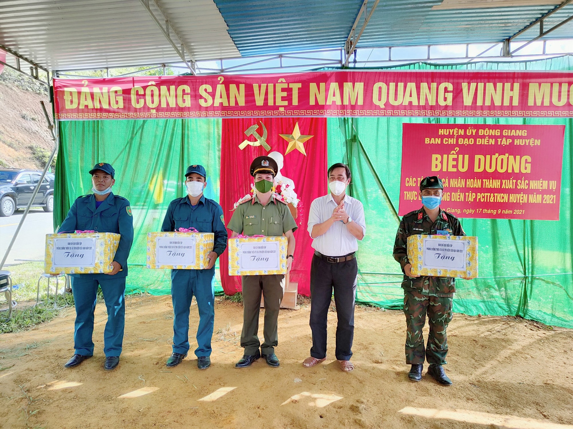 Lãnh đạo huyện Đông Giang trao quà động viên các các nhân, đơn vị có thành tích xuất sắc trong công tác diễn tập. Ảnh: CTV