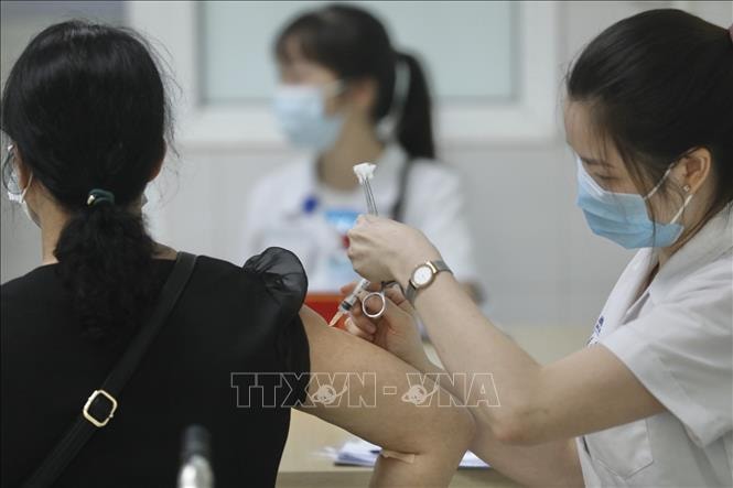 Tiêm thử nghiệm vaccine Nano Covax. Ảnh: TTXVN