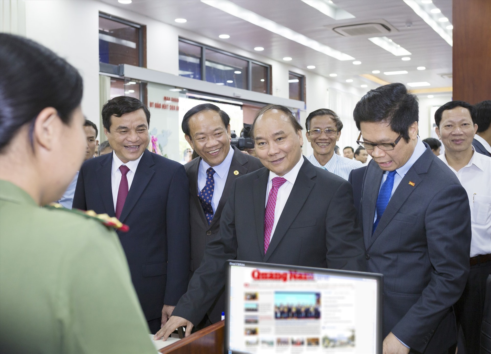 Thủ tướng Chính phủ Nguyễn Xuân Phúc (nay là Chủ tịch nước) về thăm Quảng Nam nhân dịp khai trương Trung tâm Hành chính và dự Hội nghị xúc tiến đầu tư năm 2017. Ảnh: N.Đ