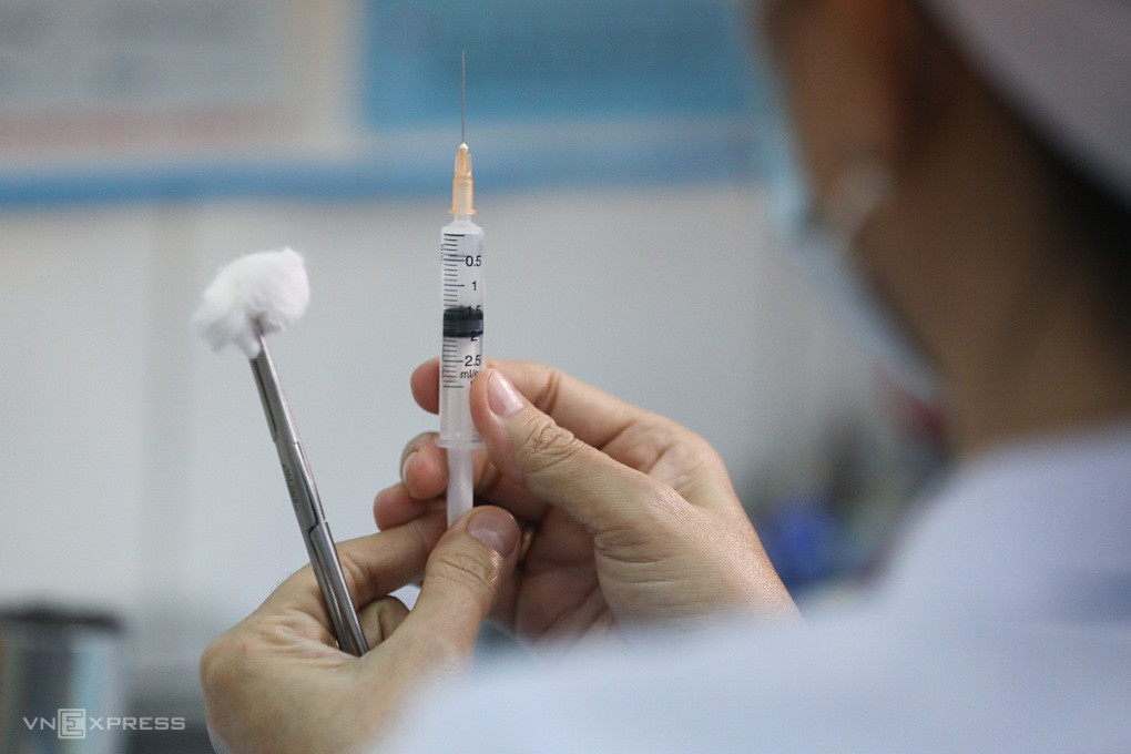 Nhân viên y tế chuẩn bị tiêm thử nghiệm vắc xin Nanocovax tại Trung tâm Y tế huyện Bến Lức, Long An, hồi tháng 2. Ảnh: Quỳnh Trần