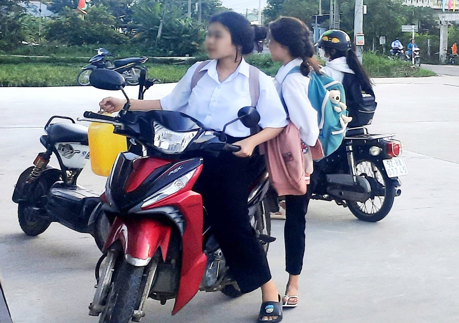 Một học sinh THPT điều khiển xe máy đi học, không đội mũ bảo hiểm. Ảnh: H.Q