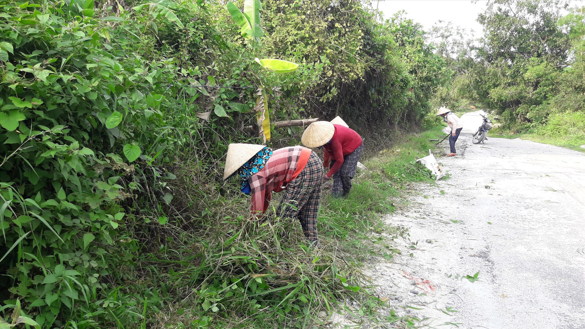 Người dân Tiên Phước khơi thông mương thoát nước trên các tuyến giao thông trước mùa mưa bão. Ảnh: N.H