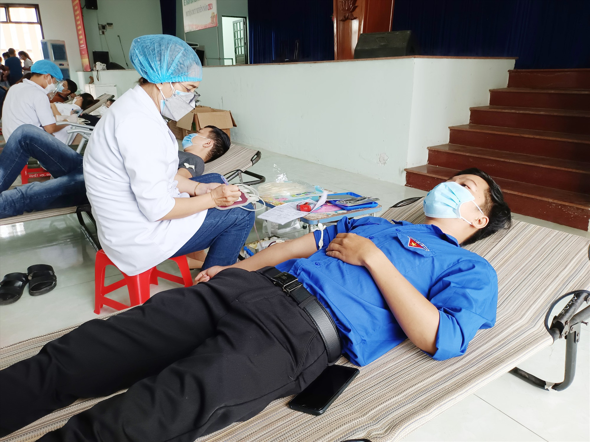 Đoàn viên thanh niên huyện Duy Xuyên tham gia hiến máu tình nguyện. Ảnh: T.M