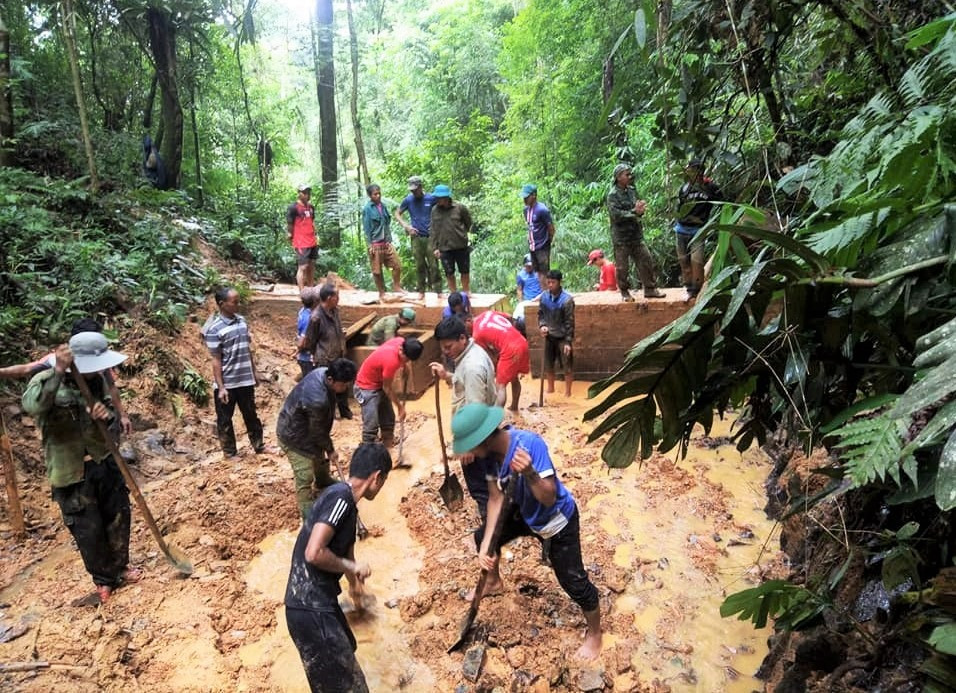 Cán bộ, đảng viên ở xã Lăng cùng người dân nạo vét đưa nước về làng sau ảnh hưởng do mưa lũ. Ảnh: ALĂNG NGƯỚC