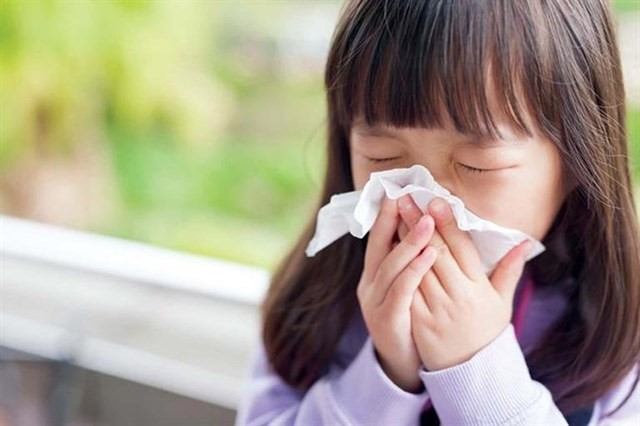Khi chuyển mùa, trẻ rất dễ mắc cảm cúm.