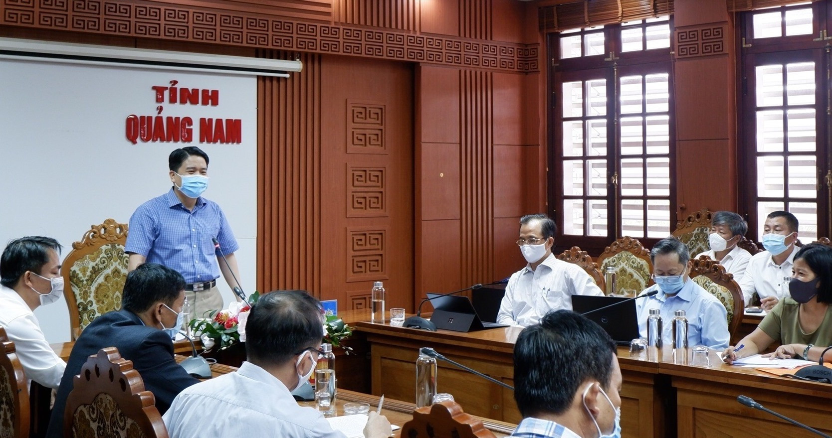 Phó Chủ tịch UBND tỉnh Trần Văn Tân chủ trì cuộc làm việc với các cơ sở y tế ngoài công lập về hoạt động phòng chống dịch Covid-19. Ảnh: X.H