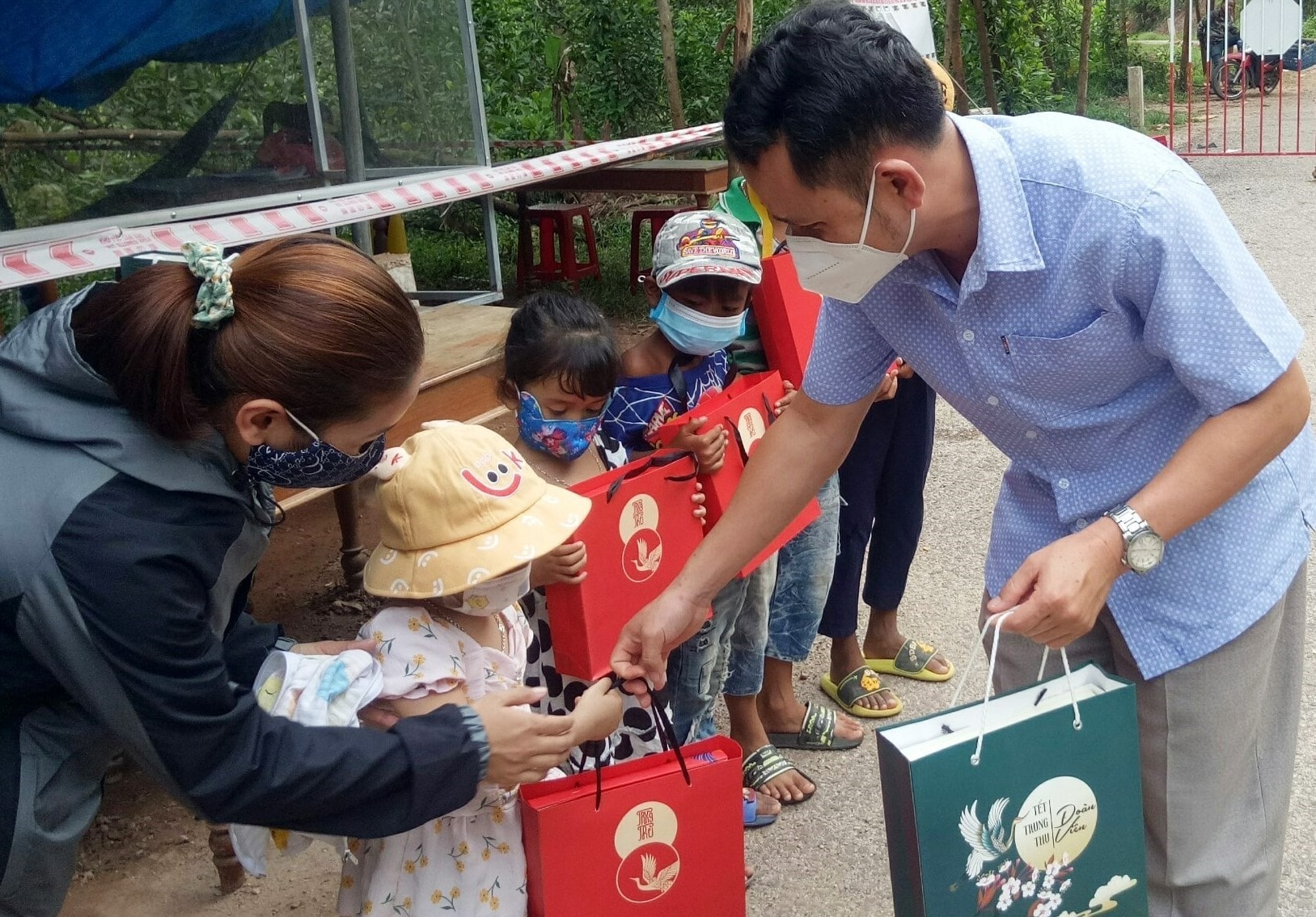 Phó Chủ tịch UBND huyện Đông Giang - Đỗ Hữu Tùng tận tay trao quà Tết trung thu cho các em nhỏ con của cán bộ, chiến sĩ tham gia trực chốt kiểm soát chống dịch Covid-19. Ảnh: Đ.N