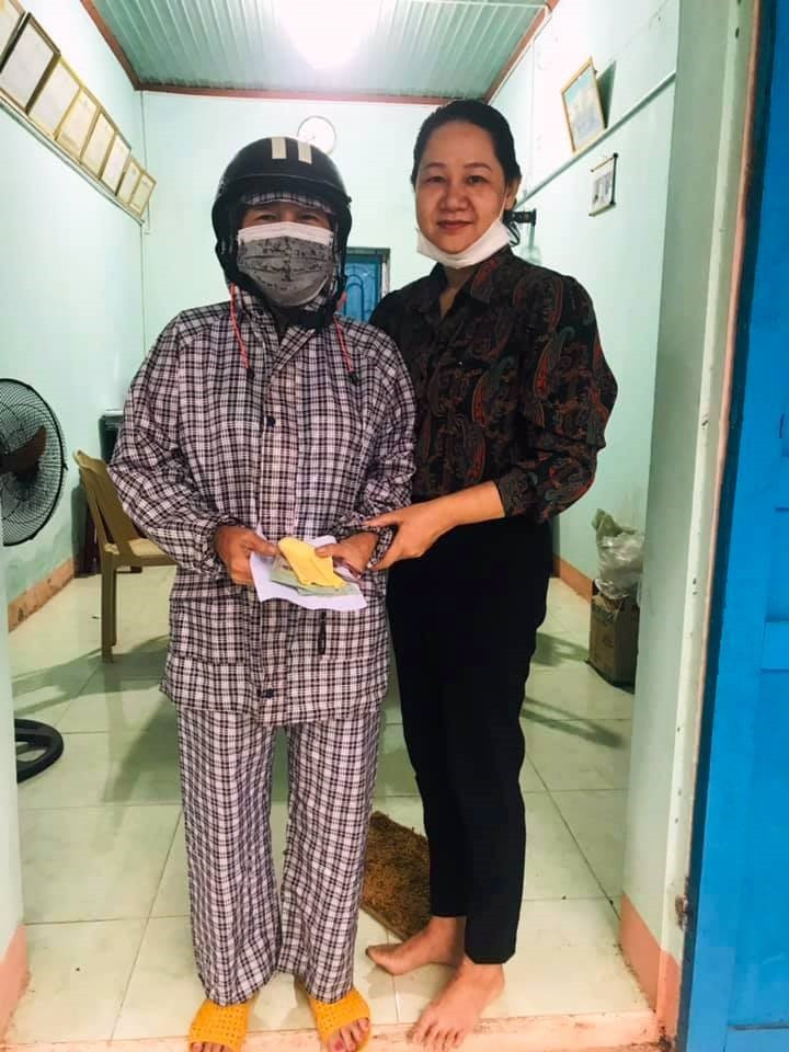 Cán bộ Phụ nữ xã Tiên Cảnh (áo xám) trao lại tài sản cho chị Hoàng Thị Cẩm Y