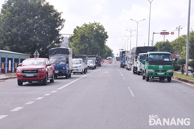 Sau khi kết thúc việc giao nhận hàng hóa, lái xe phải di chuyển đến một trong các địa chỉ khu lưu trú tập trung đã đăng ký theo phương án vận chuyển của đơn vị để được hướng dẫn, đăng ký theo quy định của thành phố. Ảnh: THÀNH LÂN