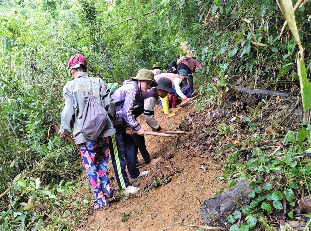 Bí thư Chi bộ Trương Thị Luôn trong một dịp cùng người dân mở đường về khu sản xuất. Ảnh: ALĂNG NGƯỚC