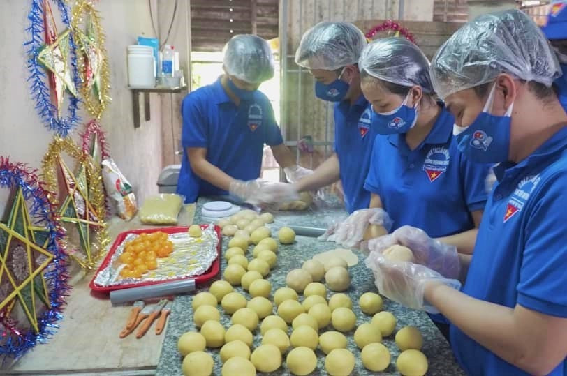 Tuổi trẻ Điện Bàn làm bánh trung thu tặng trẻ em. Ảnh: CTV