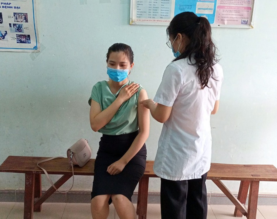 Tiêm vắc xin Covid-19 ở Núi Thành. Ảnh: VĂN PHIN